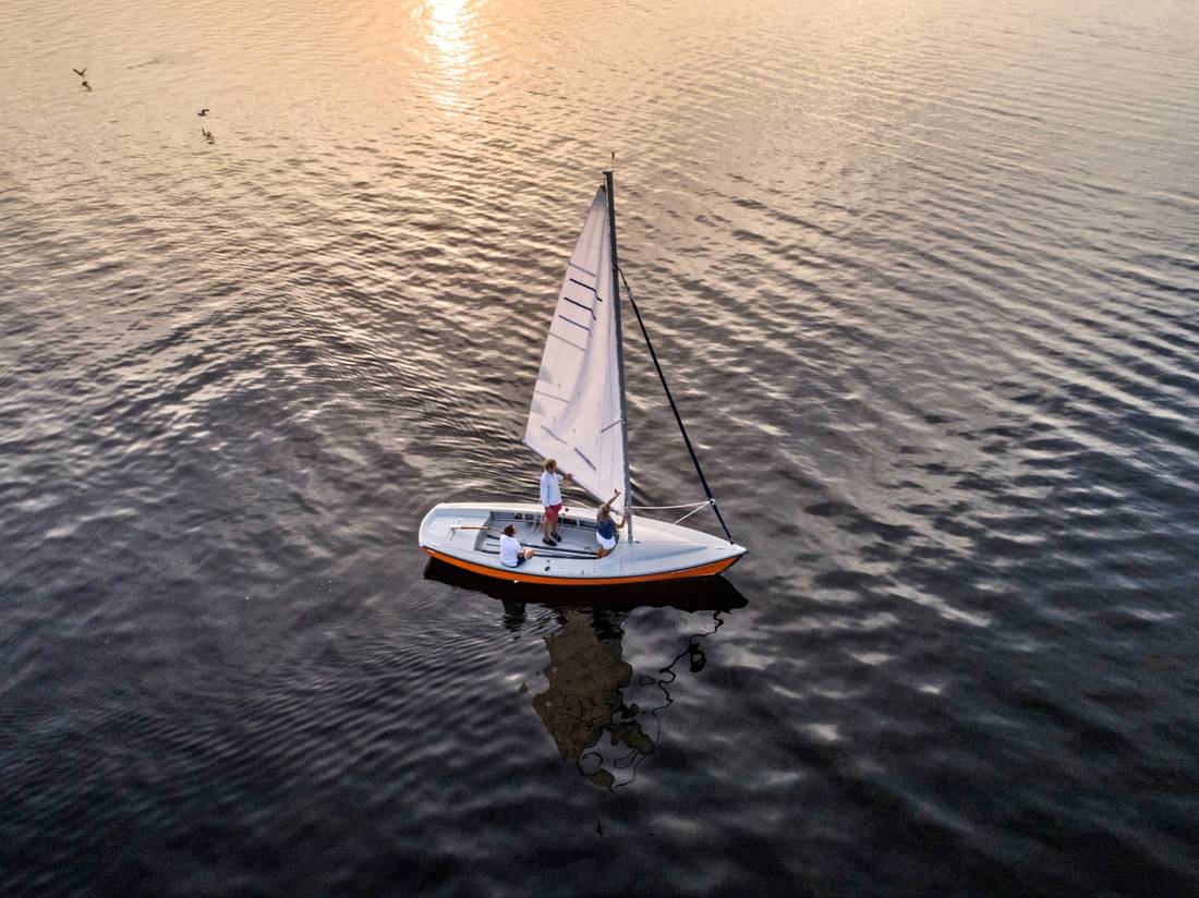 Zeilboot vanuit drone perspectief bij golden hour