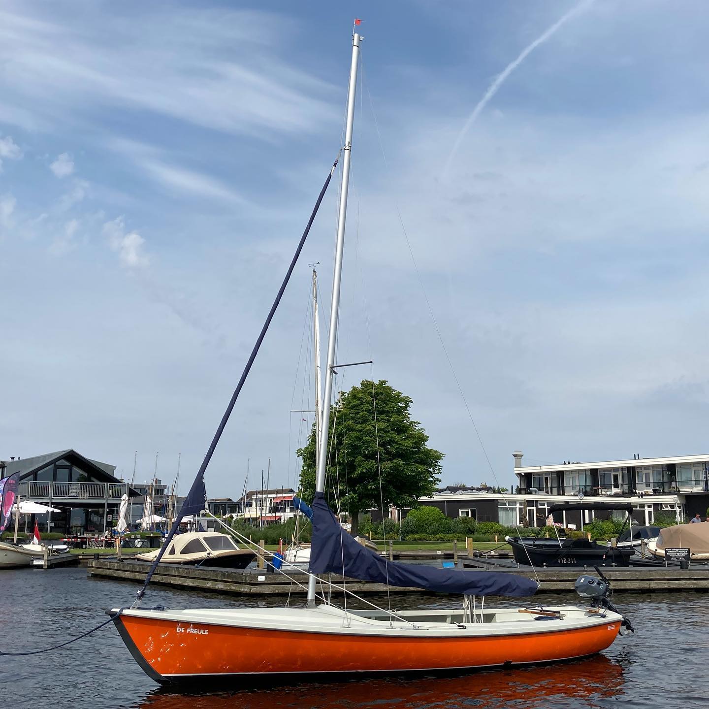 Randmeer-zeilboot afgemeerd in de jachthaven met mast en zeilen