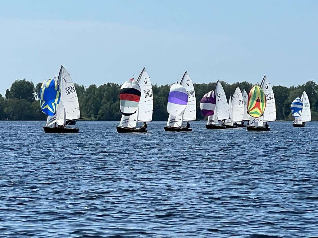 Vloot zeilboten met kleurrijke spinnakers op het water