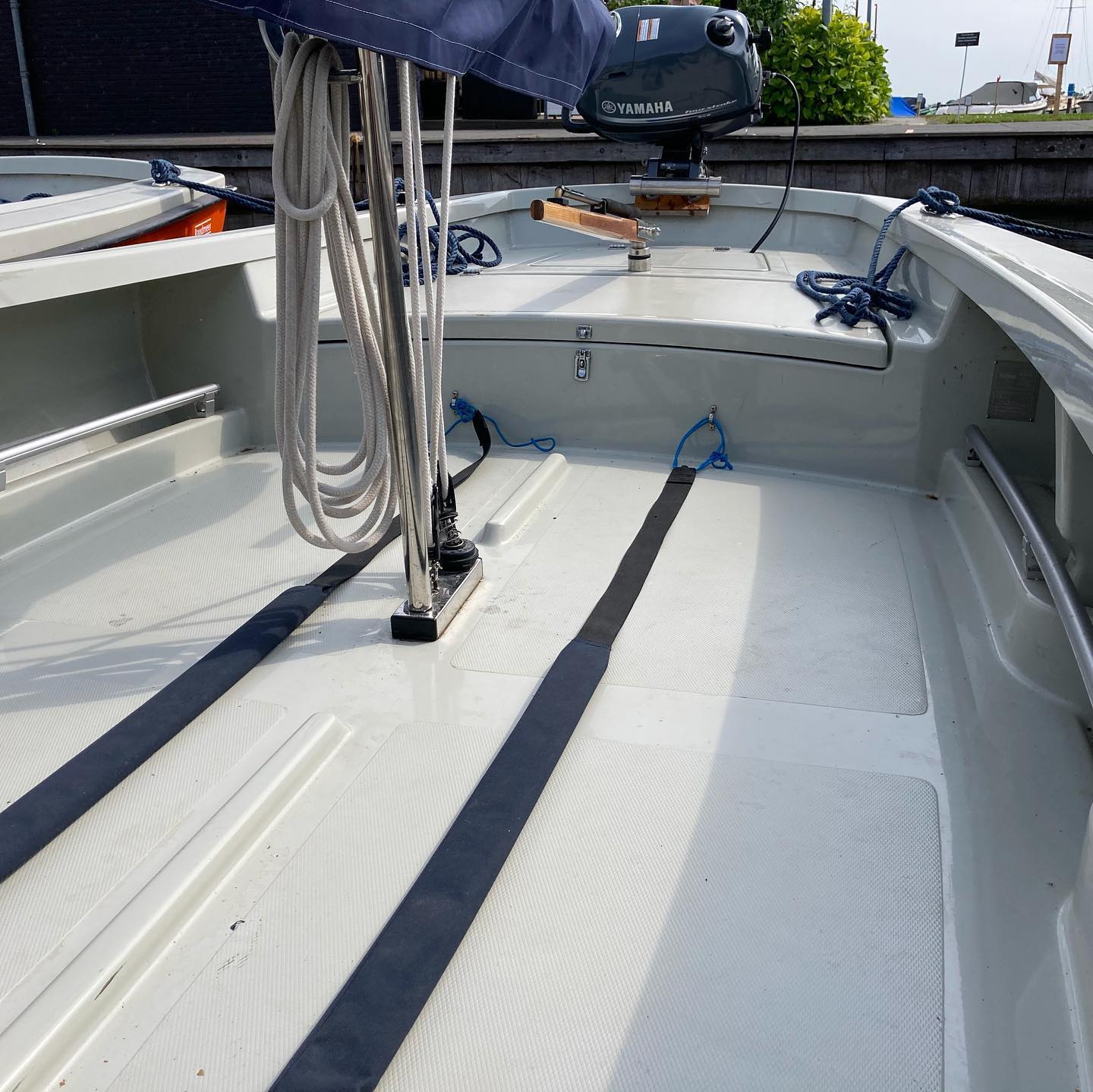 Detail van het dek en tuigage van de zeilboot